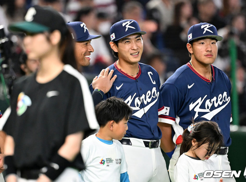 7일 일본 도쿄돔에서 2026 월드베이스볼클래식(WBC) 조별리그 C조 대한민국과 일본의 경기가 열렸다.한국은 잠수함 고영표, 일본은 좌완 기쿠치 유세이를 선발로 내세웠다. WBC에서 2006년 4강, 2009년 준우승을 차지한 한국은 이후 3개 대회(2013년, 2017년, 2023년)에서 연달아 1라운드를 통과하지 못하고 있다. 이번 대회에서는 8강 토너먼트 복귀를 목표로 대회에 임하고 있다. 지난 5일 체코와의 첫 경기에서는 11-4로 대승을 거두며 좋은 출발을 했다. 경기에 앞서 한국 저마이 존스, 이정후, 안현민이 이야기를 나누고 있다. 2026.03.07 /spjj@osen.co.kr