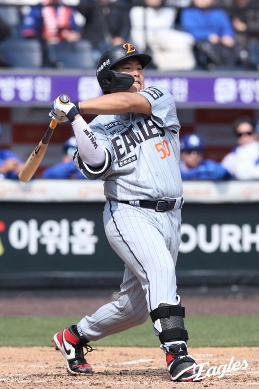 한화 이글스 강백호는 13일 대전 한화생명 볼파크에서 열린 2026 신한 SOL KBO리그 삼성 라이온즈와의 시범경기에서 3번 지명타자로 선발 출전, 6회말 삼성 우완 이승현 상대 몬스터월을 넘어가는 솔로 홈런을 터뜨렸다. 한화 이글스
