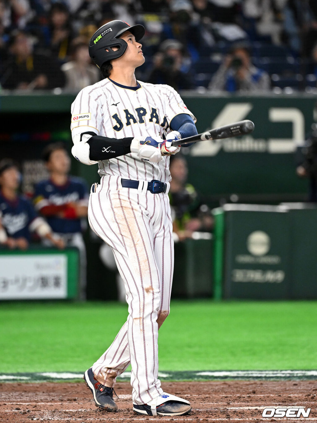 7일 일본 도쿄돔에서 2026 월드베이스볼클래식(WBC) 조별리그 C조 대한민국과 일본의 경기가 열렸다.한국은 잠수함 고영표, 일본은 좌완 기쿠치 유세이를 선발로 내세웠다. WBC에서 2006년 4강, 2009년 준우승을 차지한 한국은 이후 3개 대회(2013년, 2017년, 2023년)에서 연달아 1라운드를 통과하지 못하고 있다. 이번 대회에서는 8강 토너먼트 복귀를 목표로 대회에 임하고 있다. 지난 5일 체코와의 첫 경기에서는 11-4로 대승을 거두며 좋은 출발을 했다. 3회말 1사에서 일본 오타니 쇼헤이가 동점 우중월 솔로포 타구를 바라보고 있다. 2026.03.07 /spjj@osen.co.kr