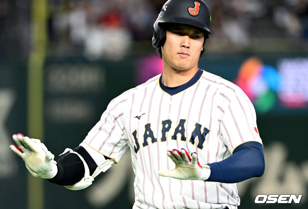 7일 일본 도쿄돔에서 2026 월드베이스볼클래식(WBC) 조별리그 C조 대한민국과 일본의 경기가 열렸다.한국은 잠수함 고영표, 일본은 좌완 기쿠치 유세이를 선발로 내세웠다. WBC에서 2006년 4강, 2009년 준우승을 차지한 한국은 이후 3개 대회(2013년, 2017년, 2023년)에서 연달아 1라운드를 통과하지 못하고 있다. 이번 대회에서는 8강 토너먼트 복귀를 목표로 대회에 임하고 있다. 지난 5일 체코와의 첫 경기에서는 11-4로 대승을 거두며 좋은 출발을 했다. 3회말 1사에서 일본 오타니 쇼헤이가 동점 우중월 솔로포를 날리며 세리머니를 하고 있다. 2026.03.07 /spjj@osen.co.kr