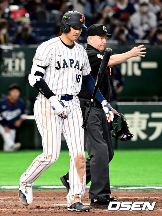 [OSEN=도쿄(일본), 손용호 기자] 7일 일본 도쿄돔에서 2026 월드베이스볼클래식(WBC) 조별리그 C조 대한민국과 일본의 경기가&nbsp;열렸다.한국은 잠수함 고영표, 일본은 좌완 기쿠치 유세이를 선발로 내세웠다. WBC에서 2006년 4강, 2009년 준우승을 차지한 한국은 이후 3개 대회(2013년, 2017년, 2023년)에서 연달아 1라운드를 통과하지 못하고 있다. 이번 대회에서는 8강 토너먼트 복귀를 목표로 대회에 임하고 있다. 지난 5일 체코와의 첫 경기에서는 11-4로 대승을 거두며 좋은 출발을 했다.&nbsp;7회말 2사 3루에서  일본 오타니가 자동 고의 4구로 출루하고 있다. 2026.03.07&nbsp;/spjj@osen.co.kr