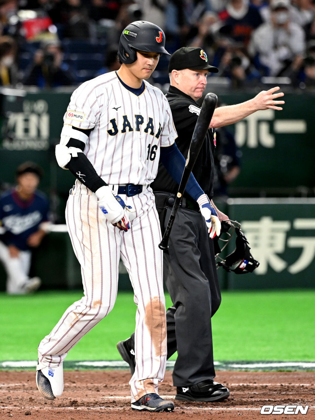 7일 일본 도쿄돔에서 2026 월드베이스볼클래식(WBC) 조별리그 C조 대한민국과 일본의 경기가 열렸다.한국은 잠수함 고영표, 일본은 좌완 기쿠치 유세이를 선발로 내세웠다. WBC에서 2006년 4강, 2009년 준우승을 차지한 한국은 이후 3개 대회(2013년, 2017년, 2023년)에서 연달아 1라운드를 통과하지 못하고 있다. 이번 대회에서는 8강 토너먼트 복귀를 목표로 대회에 임하고 있다. 지난 5일 체코와의 첫 경기에서는 11-4로 대승을 거두며 좋은 출발을 했다. 7회말 2사 3루에서  일본 오타니가 자동 고의 4구로 출루하고 있다. 2026.03.07 /spjj@osen.co.kr