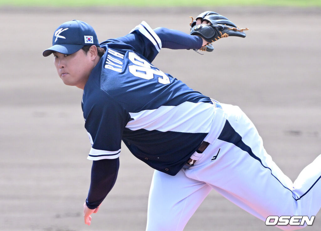 2026 WBC(월드베이스볼클래식)를 준비하는 대한민국 야구 대표팀이 21일 오후 일본 오키나와 고친다 구장에서 프로야구 한화 이글스와 연습경기를 펼쳤다. 야구 대표팀은 오키나와에서 국내 팀들과 6차례 연습경기를 치르며 전력을 끌어올릴 예정이다.1회말 대표팀 선발 류현진이 힘차게 공을 뿌리고 있다. 2026.02.21 / dreamer@osen.co.kr