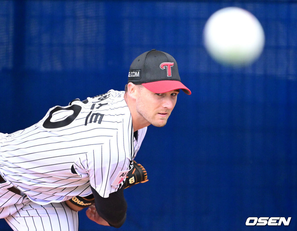 프로야구 LG 트윈스가 27일 일본 오키나와 가데나 야구장에서 스프링캠프 훈련을 펼쳤다.미국 애리조나에서 1차 스프링캠프를 마친 LG는 25일 오키나와에 입성해 26일부터 본격적으로 2차 캠프를 시작했다.LG 앤더스 톨허스트가 불펜 피칭을 펼치고 있다. 2026.02.27 / dreamer@osen.co.kr