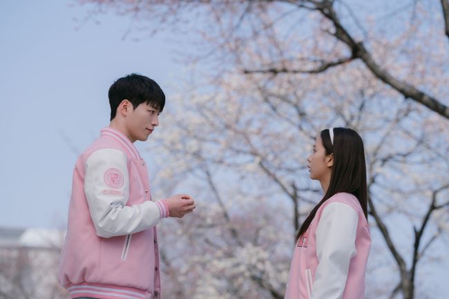 Boyfriend on Demand(L to R) Seo Kang-jun as Seo Eun-ho, Jisoo as Seo Mi-rae in Boyfriend on Demand. Cr. Kim Jeong-won/Netflix © 2026