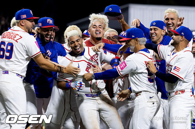 [사진] 푸에르토리코 대럴 에르나이즈가 8일 조별리그 파나마전 연장 10회 끝내기 투런 홈런을 친 뒤 동료들과 기뻐하고 있다.  ⓒGettyimages(무단전재 및 재배포 금지)