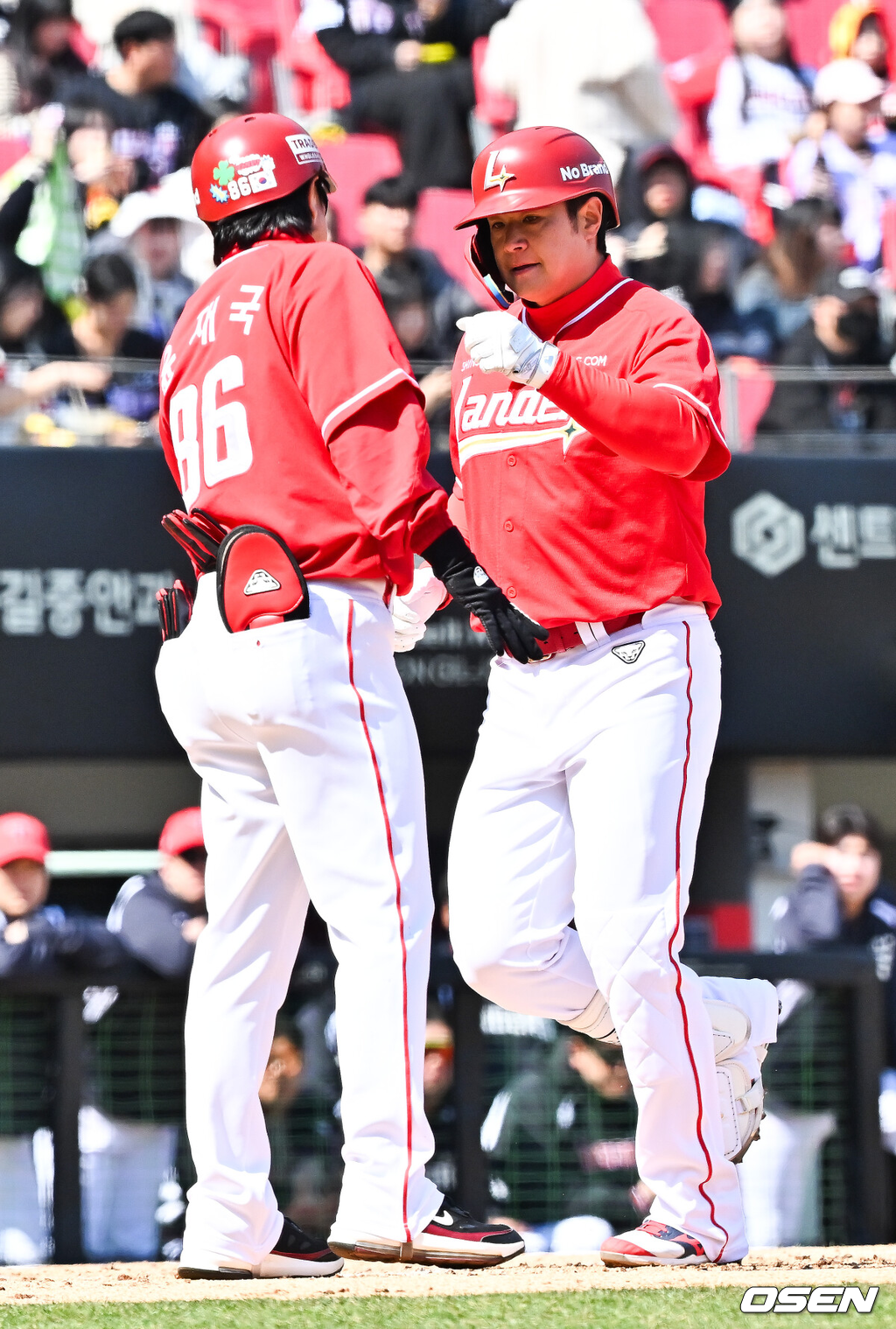 13일 광주기아챔피언스필드에서 2026 신한 SOL KBO리그 시범경기 KIA 타이거즈와 SSG 랜더스의 경기가 열렸다.시범경기는 오늘(12일)부터 오는 24일까지 진행되며, 각 팀이 12경기씩 치러 총 60경기가 펼쳐진다.2회초 SSG 선두타자로 나온 김재환이 우월 솔로 홈런을 때린 후 홈을 밟고 있다. 2026.03.13 / rumi@osen.co.kr