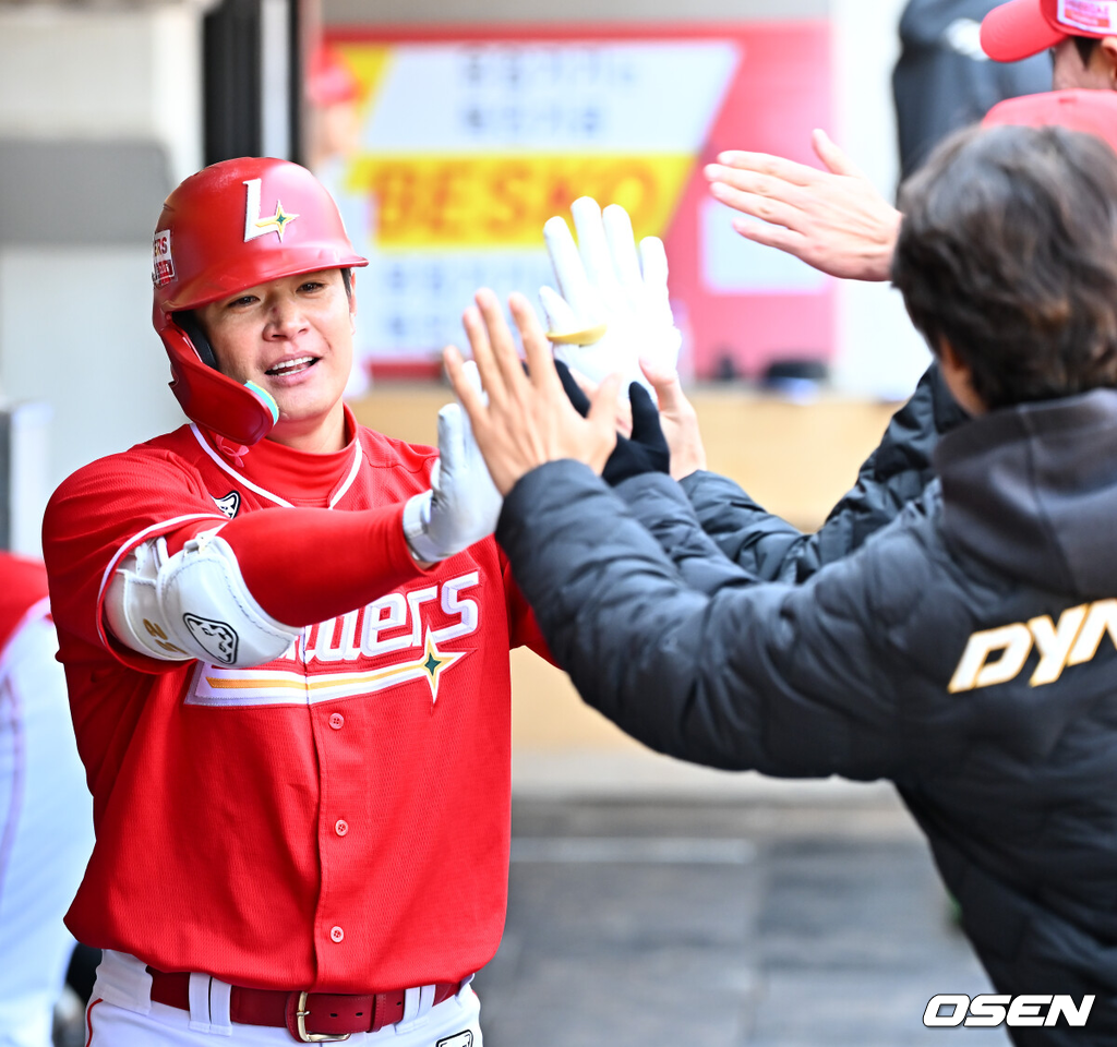 13일 광주기아챔피언스필드에서 2026 신한 SOL KBO리그 시범경기 KIA 타이거즈와 SSG 랜더스의 경기가 열렸다.시범경기는 오늘(12일)부터 오는 24일까지 진행되며, 각 팀이 12경기씩 치러 총 60경기가 펼쳐진다.2회초 SSG 선두타자로 나온 김재환이 우월 솔로 홈런을 때린 후 덕아웃에서 하이파이브를 하고 있다. 2026.03.13 / rumi@osen.co.kr