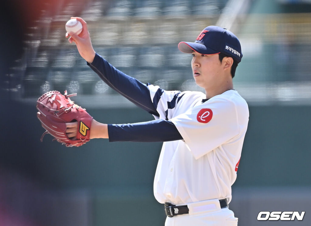 13일 부산 사직야구장에서 2026 신한 SOL KBO 리그 롯데 자이언츠와 KT 위즈의 시범경기가 열렸다. 홈팀 롯데는 쿄야마가 방문팀 KT는 보쉴리가 선발 출전했다.롯데 자이언츠 선발 투수 쿄야마가 역투하고 있다. 2026.03.13 / foto0307@osen.co.kr