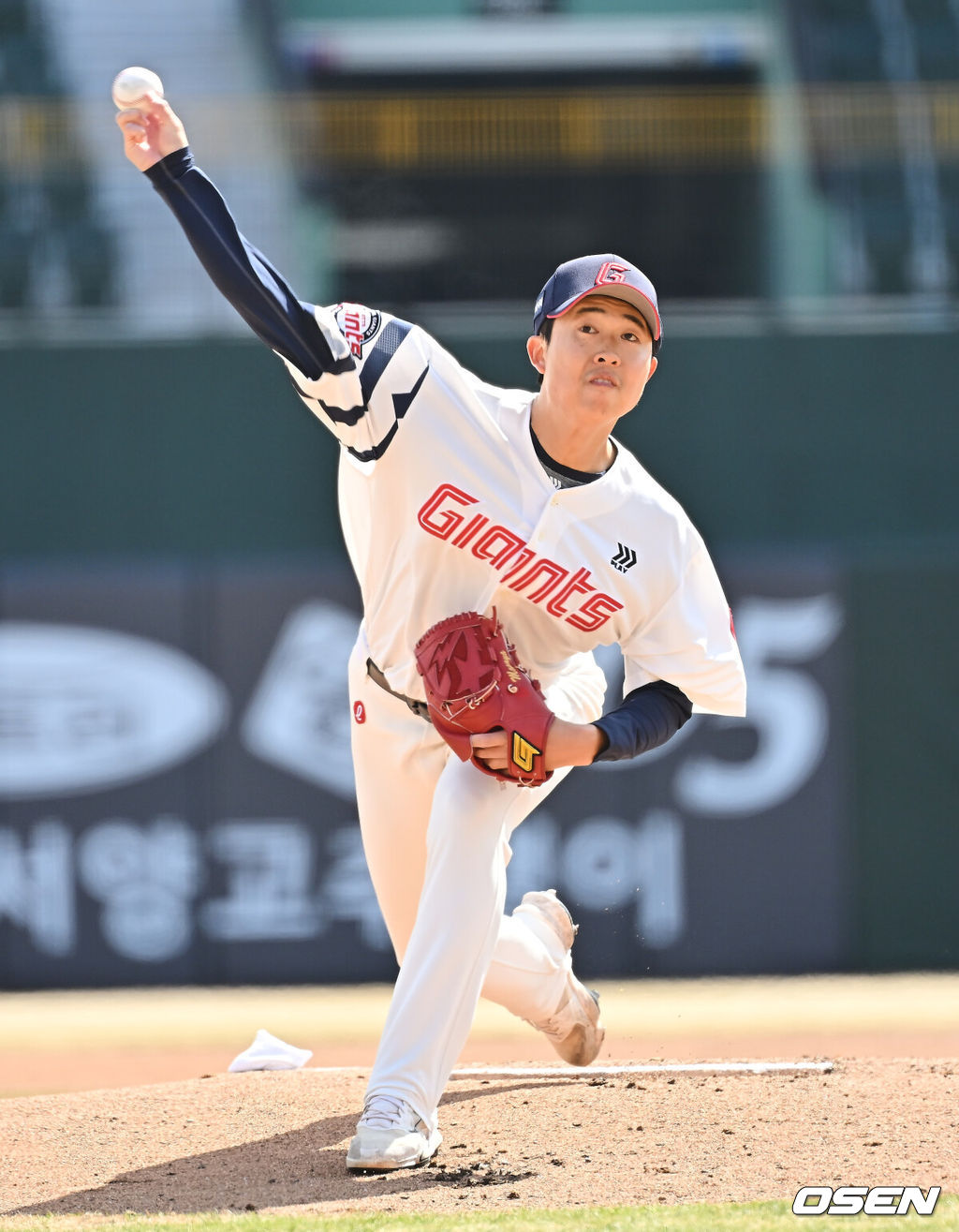 13일 부산 사직야구장에서 2026 신한 SOL KBO 리그 롯데 자이언츠와 KT 위즈의 시범경기가 열렸다. 홈팀 롯데는 쿄야마가 방문팀 KT는 보쉴리가 선발 출전했다.롯데 자이언츠 선발 투수 쿄야마가 역투하고 있다. 2026.03.13 / foto0307@osen.co.kr