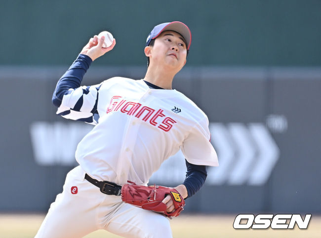 [OSEN=부산, 이석우 기자] 13일 부산 사직야구장에서 2026 신한 SOL KBO 리그 롯데 자이언츠와 KT 위즈의 시범경기가 열렸다. 홈팀 롯데는 쿄야마가 방문팀 KT는 보쉴리가 선발 출전했다.롯데 자이언츠 선발 투수 쿄야마가 역투하고 있다. 2026.03.13 / foto0307@osen.co.kr