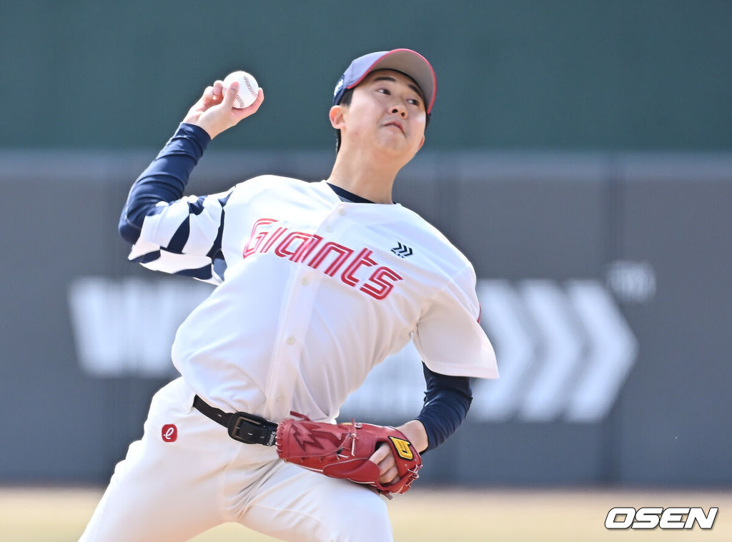 13일 부산 사직야구장에서 2026 신한 SOL KBO 리그 롯데 자이언츠와 KT 위즈의 시범경기가 열렸다. 홈팀 롯데는 쿄야마가 방문팀 KT는 보쉴리가 선발 출전했다.롯데 자이언츠 선발 투수 쿄야마가 역투하고 있다. 2026.03.13 / foto0307@osen.co.kr