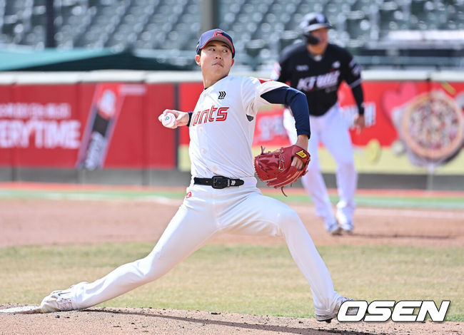 [OSEN=부산, 이석우 기자] 13일 부산 사직야구장에서 2026 신한 SOL KBO 리그 롯데 자이언츠와 KT 위즈의 시범경기가 열렸다. 홈팀 롯데는 쿄야마가 방문팀 KT는 보쉴리가 선발 출전했다.롯데 자이언츠 선발 투수 쿄야마가 역투하고 있다. 2026.03.13 / foto0307@osen.co.kr