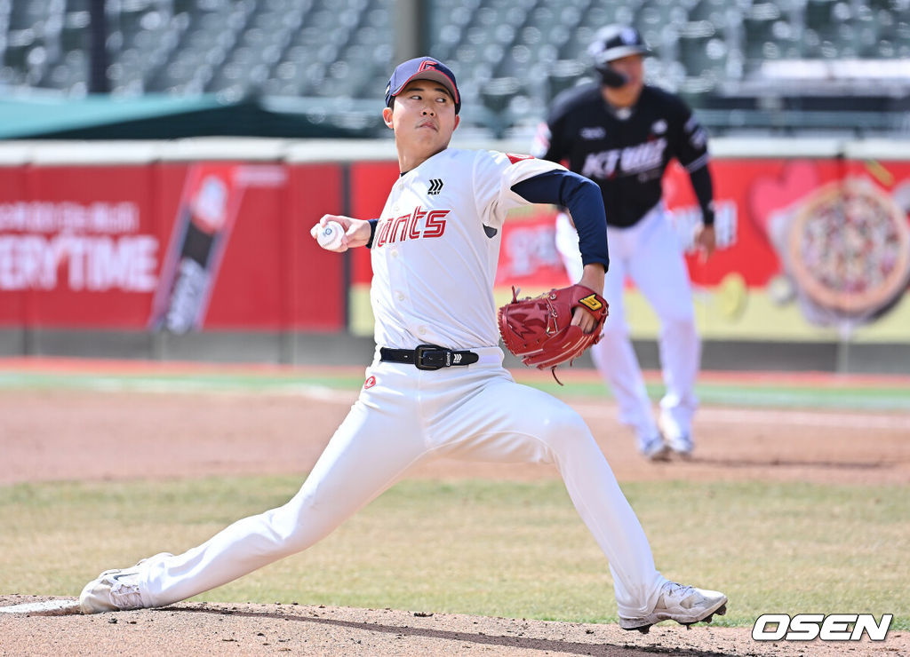 13일 부산 사직야구장에서 2026 신한 SOL KBO 리그 롯데 자이언츠와 KT 위즈의 시범경기가 열렸다. 홈팀 롯데는 쿄야마가 방문팀 KT는 보쉴리가 선발 출전했다.롯데 자이언츠 선발 투수 쿄야마가 역투하고 있다. 2026.03.13 / foto0307@osen.co.kr