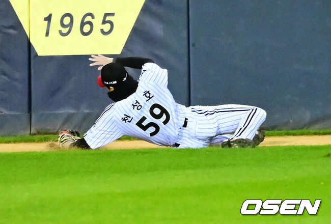[OSEN=잠실, 지형준 기자] 27일 오후 서울 잠실야구장에서 2025 신한 SOL Bank KBO리그 포스트시즌 한국시리즈 2차전 LG 트윈스와 한화 이글스의 경기가 열렸다.LG는 임찬규, 한화는 류현진을 선발 투수로 내세웠다.9회초 무사 1루에서 LG 천성호가 한화 이원석의 안타성 타구를 처리하고 있다. 2025.10.27 /jpnews@osen.co.kr