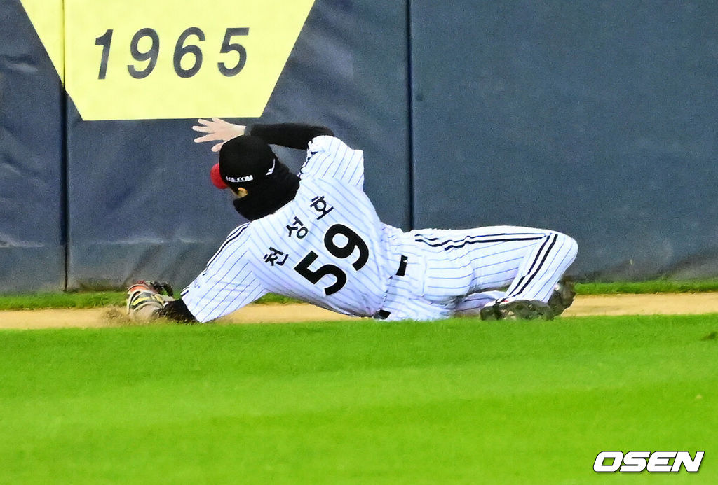 27일 오후 서울 잠실야구장에서 2025 신한 SOL Bank KBO리그 포스트시즌 한국시리즈 2차전 LG 트윈스와 한화 이글스의 경기가 열렸다.LG는 임찬규, 한화는 류현진을 선발 투수로 내세웠다.9회초 무사 1루에서 LG 천성호가 한화 이원석의 안타성 타구를 처리하고 있다. 2025.10.27 /jpnews@osen.co.kr