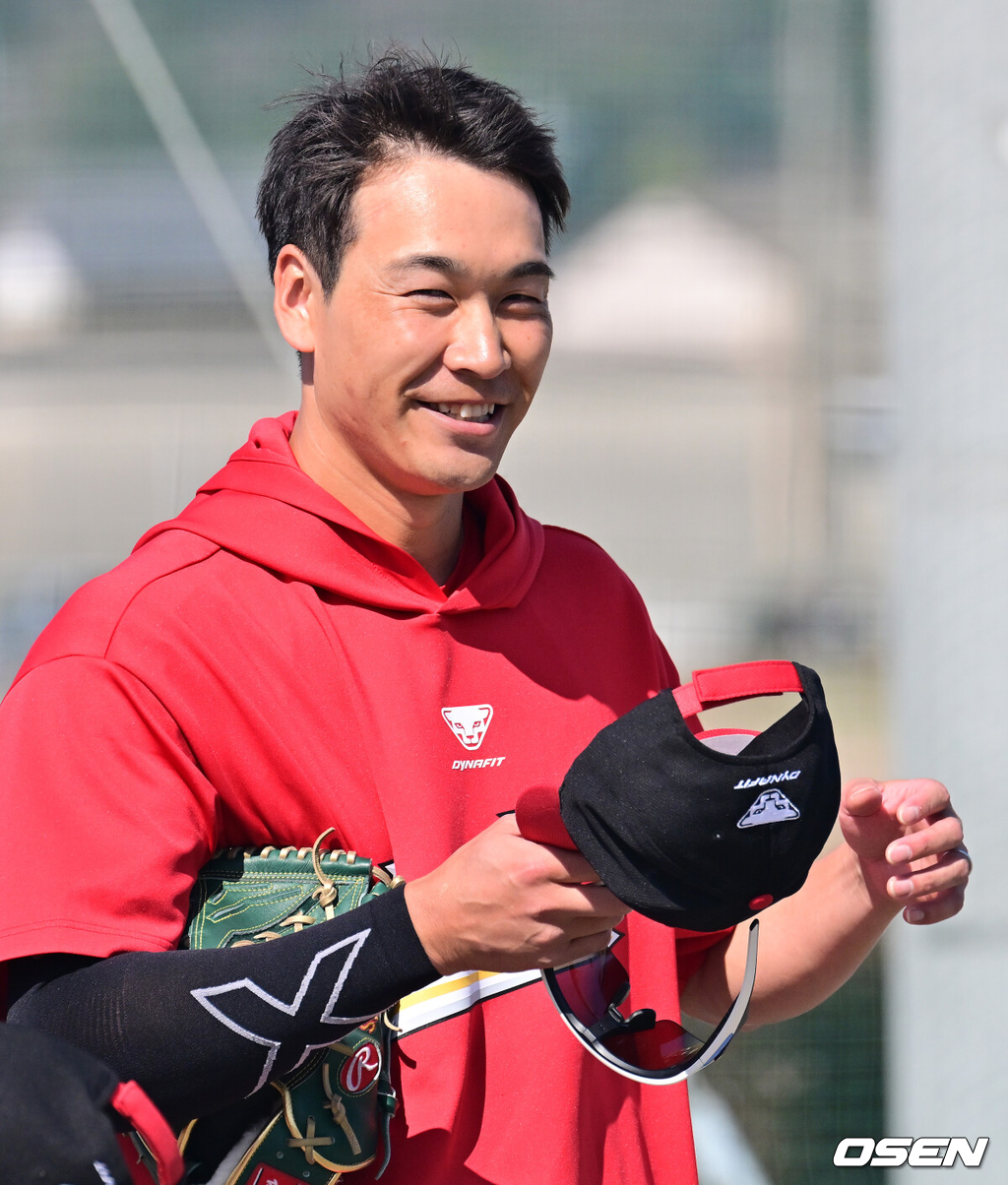 28일 일본 미야자키현 오쿠라가하마소호 구장에서 SSG 랜더스와 일본프로야구 라쿠텐 골든이글스 2군과의 연습경기가 열렸다.SSG는 일본 미야자키 스프링캠프에서 연습경기 1패를 기록 중이다. 지난 25일 소프트뱅크 호크스 2군 상대로 1.5군급 선수들이 출격한 가운데 1-9로 패했다. SSG 타케다가 몸을 풀고 있다. 2026.02.28 /jpnews@osen.co.kr