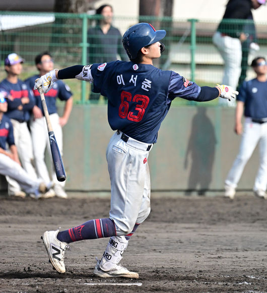 [OSEN=미야자키(일본), 지형준 기자] 3일 일본 미야자키현 아야초 니시키바루 야구장에서 SSG 랜더스와 롯데 자이언츠의 연습경기가 열렸다.전날 두 팀의 경기는 우천으로 취소됐다. 이날 SSG는 베니지아노, 롯데는 나균안을 선발로 내세웠다.9회초 롯데 이서준이 투런포를 날리고 있다. 2026.03.03 /jpnews@osen.co.kr