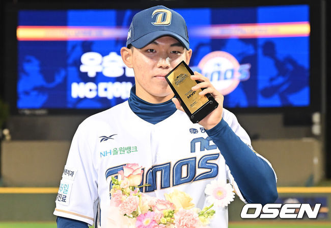NC 다이노스가 1일 울산 문수야구장에서 열린 2025 울산-KBO Fall League 결승 경기에서 우승을 차지했다. NC 다이노스는 롯데 자이언츠 12-1로 승리했다. NC 다이노스 신재인이 MVP를 수상하고 포즈를 취하고 있다. 2025.11.01 / foto0307@osen.co.kr