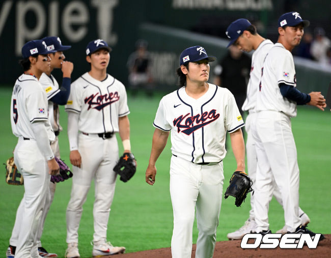 [OSEN=도쿄(일본), 손용호 기자] 8일 일본 도쿄돔에서 2026 월드베이스볼클래식(WBC) 1라운드 C조 조별리그 대한민국과 대만의 경기가&nbsp;열렸다.한국은 전날(7일) 일본과의 경기에서 6-8로 석패했다. 앞서 체코전을 11-4로 잡았던 한국은 1승1패를 마크하게 됐고, 남은 대만전과 호주전에 사활을 걸어야 한다.7회초 1사 1,2루에서 한국 곽빈이 교체되고 있다. 2026.03.08&nbsp;/spjj@osen.co.kr