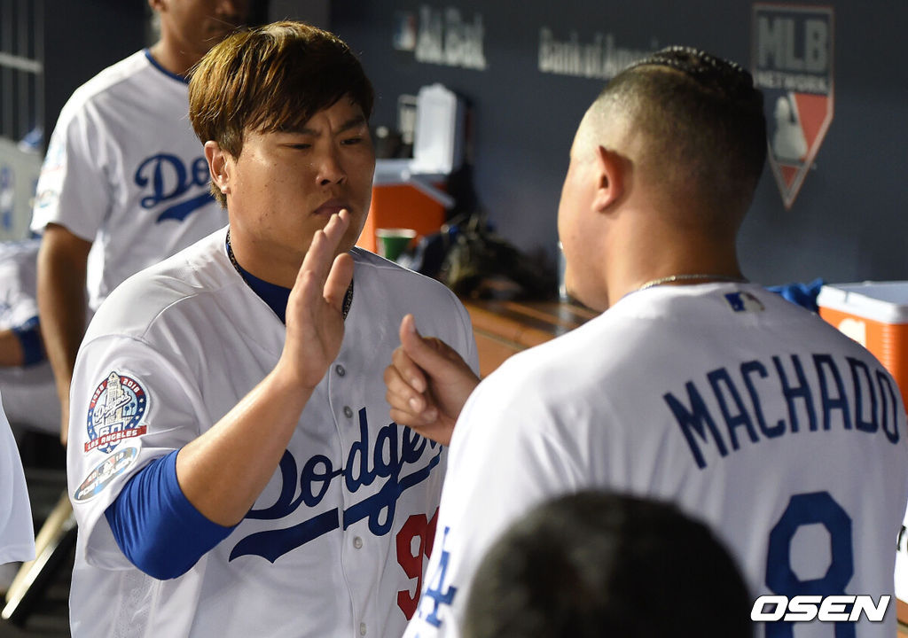 5일(한국시간) 미국 캘리포니아주 로스앤젤레스 다저스타디움에서 '2018 메이저리그(MLB)' 포스트시즌 내셔널리그 디비전 시리즈(NLDS) 1차전 LA 다저스와 애틀란타 브레이브스의 경기가 열렸다.6회초 투구를 마친 LA 류현진이 더그아웃에서 마차도와 하이파이브를 하고 있다./dreamer@osen.co.kr