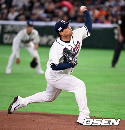 [OSEN=도쿄(일본), 손용호 기자] 8일 일본 도쿄돔에서 2026 월드베이스볼클래식(WBC) 1라운드 C조 조별리그 대한민국과 대만의 경기가&nbsp;열렸다.한국은 전날(7일) 일본과의 경기에서 6-8로 석패했다. 앞서 체코전을 11-4로 잡았던 한국은 1승1패를 마크하게 됐고, 남은 대만전과 호주전에 사활을 걸어야 한다.1회초 한국 류현진이 역투하고 있다. 2026.03.08&nbsp;/spjj@osen.co.kr