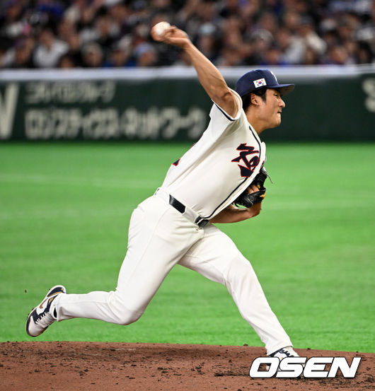 [OSEN=도쿄(일본), 손용호 기자] 8일 일본 도쿄돔에서 2026 월드베이스볼클래식(WBC) 1라운드 C조 조별리그 대한민국과 대만의 경기가&nbsp;열렸다.한국은 전날(7일) 일본과의 경기에서 6-8로 석패했다. 앞서 체코전을 11-4로 잡았던 한국은 1승1패를 마크하게 됐고, 남은 대만전과 호주전에 사활을 걸어야 한다.4회초 한국 곽빈이 역투하고 있다. 2026.03.08&nbsp;/spjj@osen.co.kr
