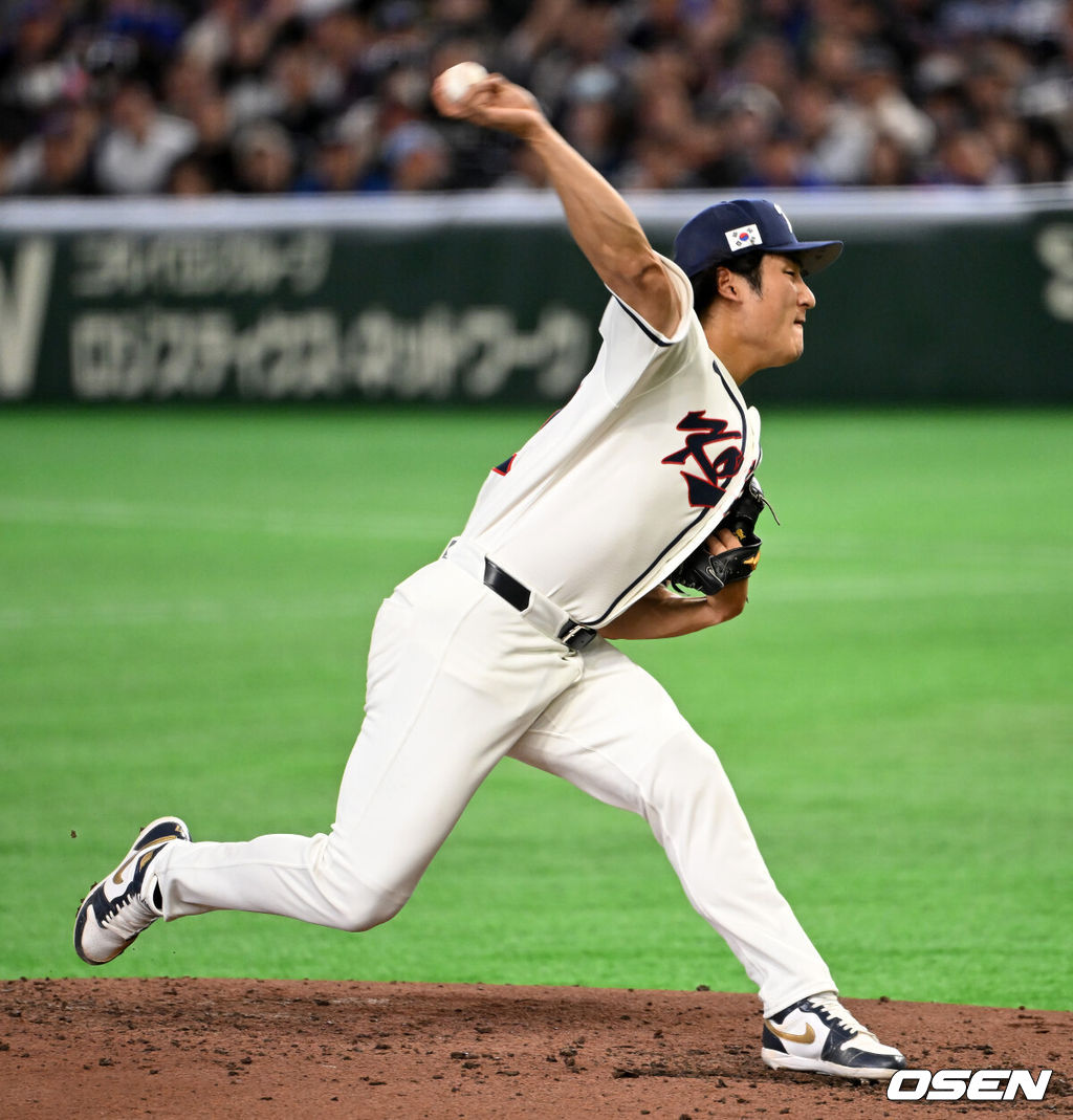 8일 일본 도쿄돔에서 2026 월드베이스볼클래식(WBC) 1라운드 C조 조별리그 대한민국과 대만의 경기가 열렸다.한국은 전날(7일) 일본과의 경기에서 6-8로 석패했다. 앞서 체코전을 11-4로 잡았던 한국은 1승1패를 마크하게 됐고, 남은 대만전과 호주전에 사활을 걸어야 한다.4회초 한국 곽빈이 역투하고 있다. 2026.03.08 /spjj@osen.co.kr