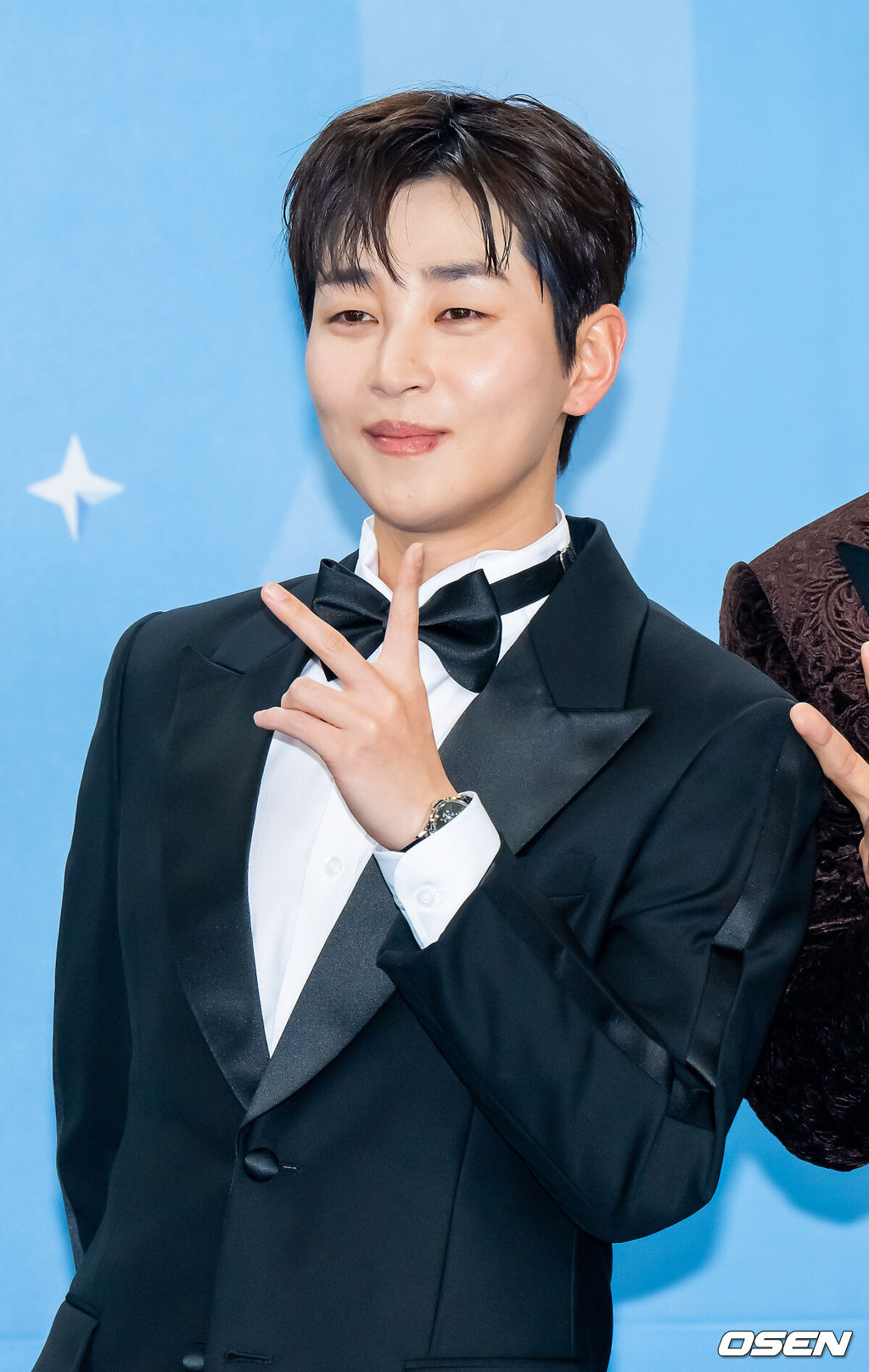  2025 KBS 연예대상이 20일 오후 서울 여의도 KBS 신관 공개홀에서 진행됐다.이날 가수 이찬원, 배우 이민정, 코미디언 문세윤이 MC를 맡았다. 시청자들의 사전 선호도 조사와 생방송 문자 투표로 결정되는 ‘최고의 프로그램상’은 ‘2025 KBS 연예대상’의 하이라이트로 손꼽힌다. 올해는 ‘개그콘서트’, ‘1박 2일’, ‘불후의 명곡’, ‘슈퍼맨이 돌아왔다’, ‘살림하는 남자들’, ‘사장님 귀는 당나귀 귀’, ‘신상출시 편스토랑’, ‘더 시즌즈’까지 총 8팀이 후보에 올랐다. 1박 2일 딘딘이 포즈를 취하고 있다.     2025.12.20 / soul1014@osen.co.kr