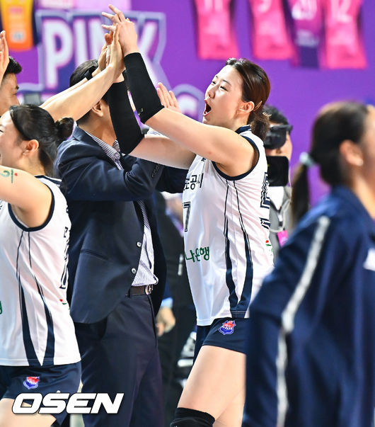 [OSEN=삼산월드체(인천), 박준형 기자] 한국도로공사가 8년 만에 정규리그 1위를 확정했다. 경기종료 후 한국도로공사 강소휘가 김종민 감독과 하이파이브를 하고 있다. 2026.03.13 / soul1014@osen.co.kr