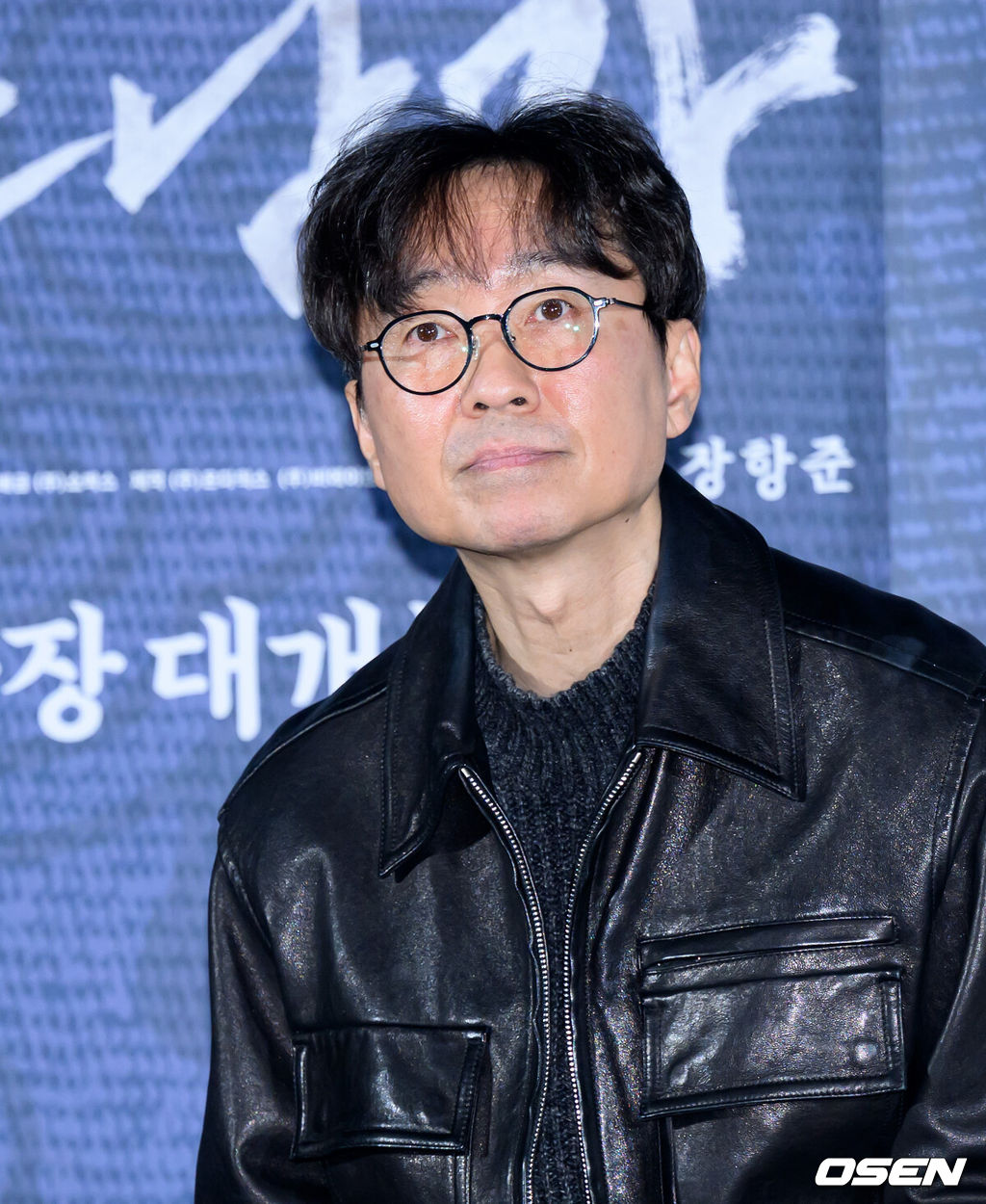 19일 오전 서울 CGV 용산아이파크몰에서 영화 ‘왕과 사는 남자’ 제작보고회가 열렸다.'왕과 사는 남자'는 1457년 청령포, 마을의 부흥을 위해 유배지를 자처한 촌장과 왕위에서 쫓겨나 유배된 어린 선왕의 사연을 그린 작품으로 2026년 2월 4일 개봉한다.장한준 감독이 취재진의 질문을 듣고 있다. 2025.12.19 /sunday@osen.co.kr