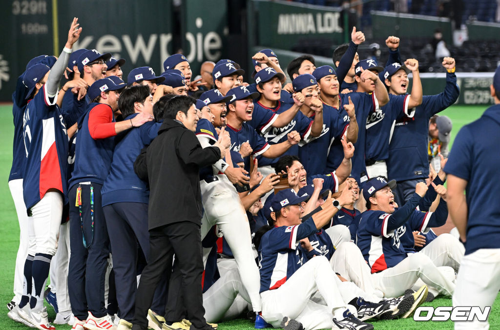 도쿄의 기적이 나왔다. 한국 WBC 대표팀이 17년 만에 1라운드를 통과했다. 한국은 9일 일본 도쿄돔에서 열린 ‘2026 월드베이스볼클래식(WBC)’ 1라운드 C조 호주와의 경기에서 로 승리를 거뒀다. 이로써 한국은 조별라운드 2승2패를 기록하면서 호주, 대만 등을 최소실점률로 제치면서 2009년 이후 17년 만에 1라운드를 통과했다. 이제 한국은 마이애미행 전세기를 탄다.경기 종료 후 한국 선수들이 기념촬영을 하고 있다. 2026.03.09 /spjj@osen.co.kr
