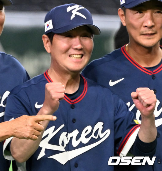 [OSEN=도쿄(일본), 손용호 기자] 도쿄의 기적이 나왔다. 한국 WBC 대표팀이 17년 만에 1라운드를 통과했다.&nbsp;한국은 9일 일본 도쿄돔에서 열린 ‘2026 월드베이스볼클래식(WBC)’ 1라운드 C조 호주와의 경기에서 로 승리를 거뒀다. 이로써 한국은 조별라운드 2승2패를 기록하면서 호주, 대만 등을 최소실점률로 제치면서 2009년 이후 17년 만에 1라운드를 통과했다. 이제 한국은 마이애미행 전세기를 탄다.경기 종료 후 한국 류지현 감독이 코치진과 기념촬영을 하고 있다. 2026.03.09&nbsp;/spjj@osen.co.kr