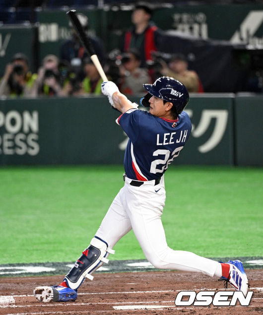 [OSEN=도쿄(일본), 손용호 기자] 9일 일본 도쿄돔에서 월드베이스볼클래식(WBC) 조별리그 C조 한국과 호주의 경기가&nbsp;열렸다.C조는 일본이 3승으로 조 1위를 확정, 8강에 진출했다. 호주가 2승 1패, 대만이 2승 2패, 한국이 1승 2패, 체코는 3패다.한국 WBC 대표팀이 8강에 진출하려면 호주에 2점 이하로 실점하면서 5점 차 이상으로 승리해야만 한다.3회초 무사 2루에서 한국 이정후가 우중간 적시 2루타를 치고 있다. 2026.03.09&nbsp;/spjj@osen.co.kr