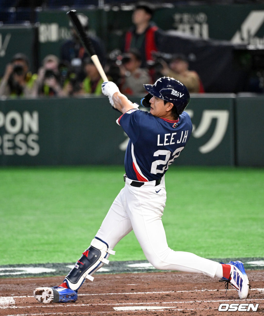 9일 일본 도쿄돔에서 월드베이스볼클래식(WBC) 조별리그 C조 한국과 호주의 경기가 열렸다.C조는 일본이 3승으로 조 1위를 확정, 8강에 진출했다. 호주가 2승 1패, 대만이 2승 2패, 한국이 1승 2패, 체코는 3패다.한국 WBC 대표팀이 8강에 진출하려면 호주에 2점 이하로 실점하면서 5점 차 이상으로 승리해야만 한다.3회초 무사 2루에서 한국 이정후가 우중간 적시 2루타를 치고 있다. 2026.03.09 /spjj@osen.co.kr