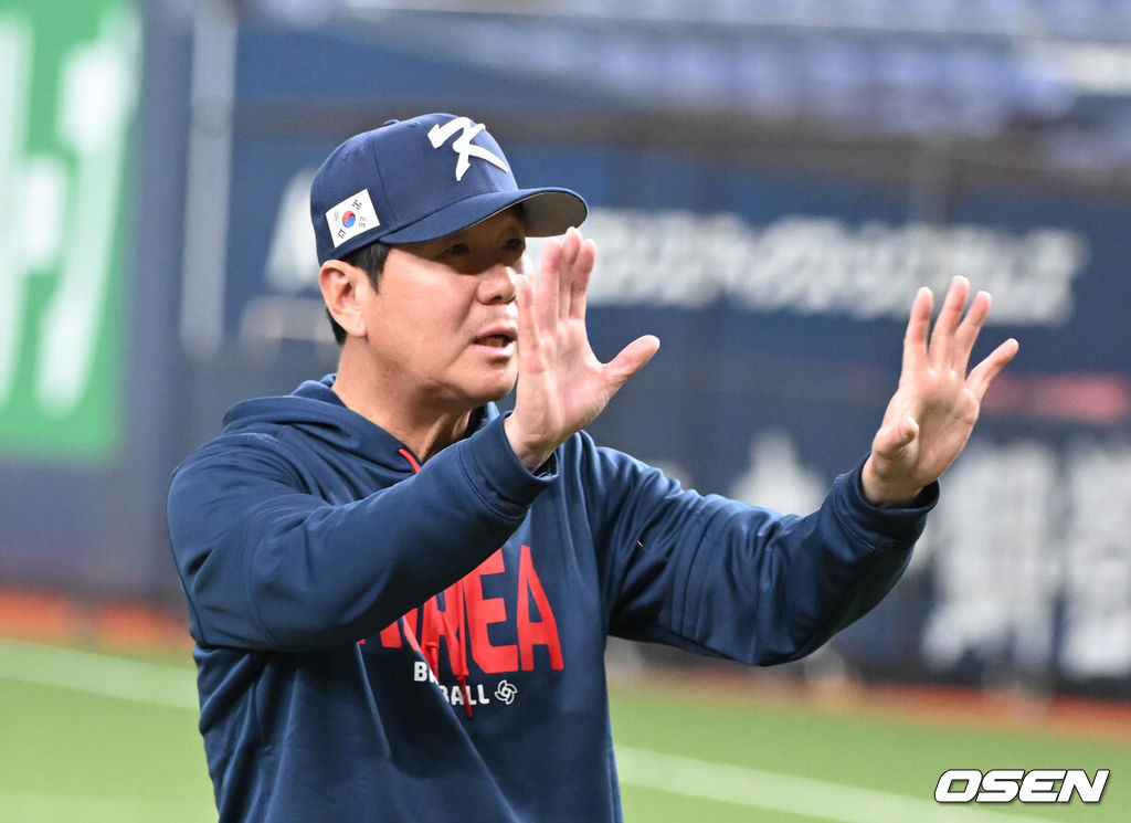 3일 일본 오사카 교세라돔에서 월드베이스볼클래식(WBC) 공식 연습 경기 한국 야구 대표팀과 오릭스 버팔로스의 경기가 열렸다.우리 대표팀은 연습 경기 2차전을 치른 뒤 5일 일본 도쿄돔에서 체코와 WBC 조별리그 1차전에서 격돌한다.훈련을 일찍 시작하려한 류지현 감독이 조직위의 시간 준수를 전달받고 괜찮다는 제스쳐를 취하고 있다. 2026.03.03 /spjj@osen.co.krspjj@osen.co.kr