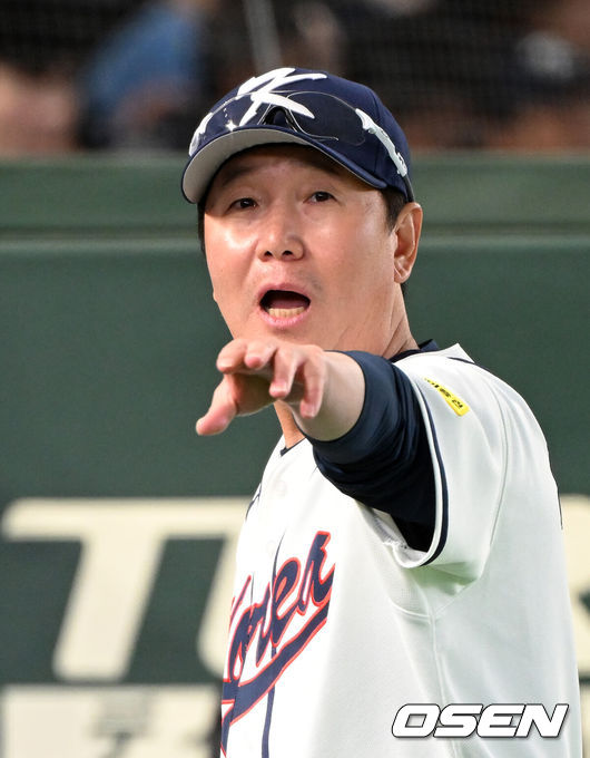 [OSEN=도쿄(일본), 손용호 기자] 5일 일본 도쿄돔에서 월드베이스볼클래식(WBC) 조별리그 C조 한국과 체코의 경기가&nbsp;열렸다.한국은 소형준, 체코는 다니엘 파디샥을 선발투수로 내세웠다.2006년 4강, 2009년 준우승을 차지한 경험이 있는 한국은 이후 3개 대회(2013년, 2017년, 2023년)에서 모두 8강 토너먼트 진출에 실패했다. 이번 대회에서는 17년 만에 본선 토너먼트 진출을 노린다.경기에 앞서 한국 류지현 감독이 선수들을 향해 손짓하고 있다. 2026.03.05&nbsp;/spjj@osen.co.kr