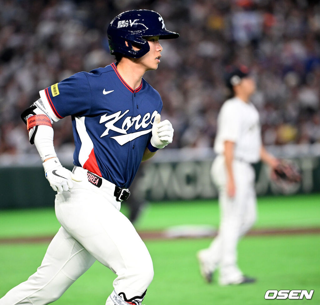 7일 일본 도쿄돔에서 2026 월드베이스볼클래식(WBC) 조별리그 C조 대한민국과 일본의 경기가 열렸다.한국은 잠수함 고영표, 일본은 좌완 기쿠치 유세이를 선발로 내세웠다. WBC에서 2006년 4강, 2009년 준우승을 차지한 한국은 이후 3개 대회(2013년, 2017년, 2023년)에서 연달아 1라운드를 통과하지 못하고 있다. 이번 대회에서는 8강 토너먼트 복귀를 목표로 대회에 임하고 있다. 지난 5일 체코와의 첫 경기에서는 11-4로 대승을 거두며 좋은 출발을 했다. 4회초 1사 1루에서 한국 김혜성이 일본 이토를 상대로 동점 우중월 투런포를 날리며 그라운드를 돌고 있다. 2026.03.07 /spjj@osen.co.kr