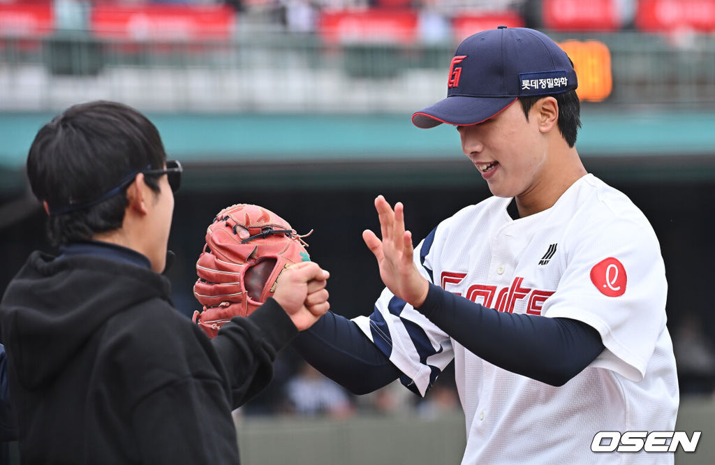 12일 부산 사직야구장에서 2026 신한 SOL KBO 리그 롯데 자이언츠와 KT 위즈의 시범경기가 열렸다. 이날 부산 사직과 이천, 대전, 광주, 마산 5개구장에서 막을 올렸다.롯데 자이언츠 박정민이 8회초 수비를 무실점으로 막고 하이파이브를 하고 있다. 2026.03.12 / foto0307@osen.co.kr