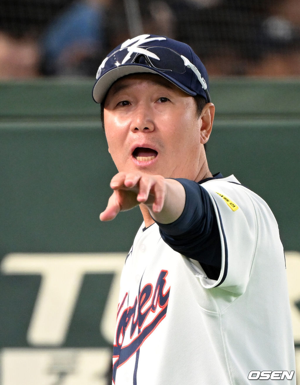 5일 일본 도쿄돔에서 월드베이스볼클래식(WBC) 조별리그 C조 한국과 체코의 경기가 열렸다.한국은 소형준, 체코는 다니엘 파디샥을 선발투수로 내세웠다.2006년 4강, 2009년 준우승을 차지한 경험이 있는 한국은 이후 3개 대회(2013년, 2017년, 2023년)에서 모두 8강 토너먼트 진출에 실패했다. 이번 대회에서는 17년 만에 본선 토너먼트 진출을 노린다.경기에 앞서 한국 류지현 감독이 선수들을 향해 손짓하고 있다. 2026.03.05 /spjj@osen.co.kr