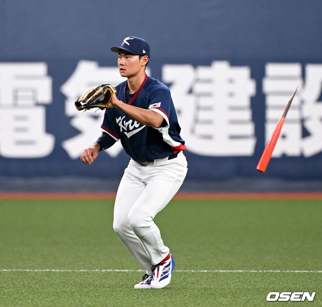 한국의 거포들이 연달아 터뜨리면서 오사카 평가전을 기분 좋게 마무리할 수 있었다. 이제 결전의 땅 도쿄로 향한다.류지현 감독이 이끄는 한국 WBC 대표팀은 3일 일본 오사카 교세라돔에서 열린 오릭스 버팔로스와의 2026 WBC 공식 평가전에서 8-5로 승리를 거뒀다. 이로써 한국은 전날(2일) 한신 타이거스전 3-3 무승부, 이날 오릭스전 승리로 공식 평가전 1승1무를 기록한 채 결전의 장소인 일본 도쿄돔으로 이동하게 된다.3회말 한국 김주원이 부러진 배트를 피해 수비를 하고 있다.. 2026.03.03 /spjj@osen.co.kr