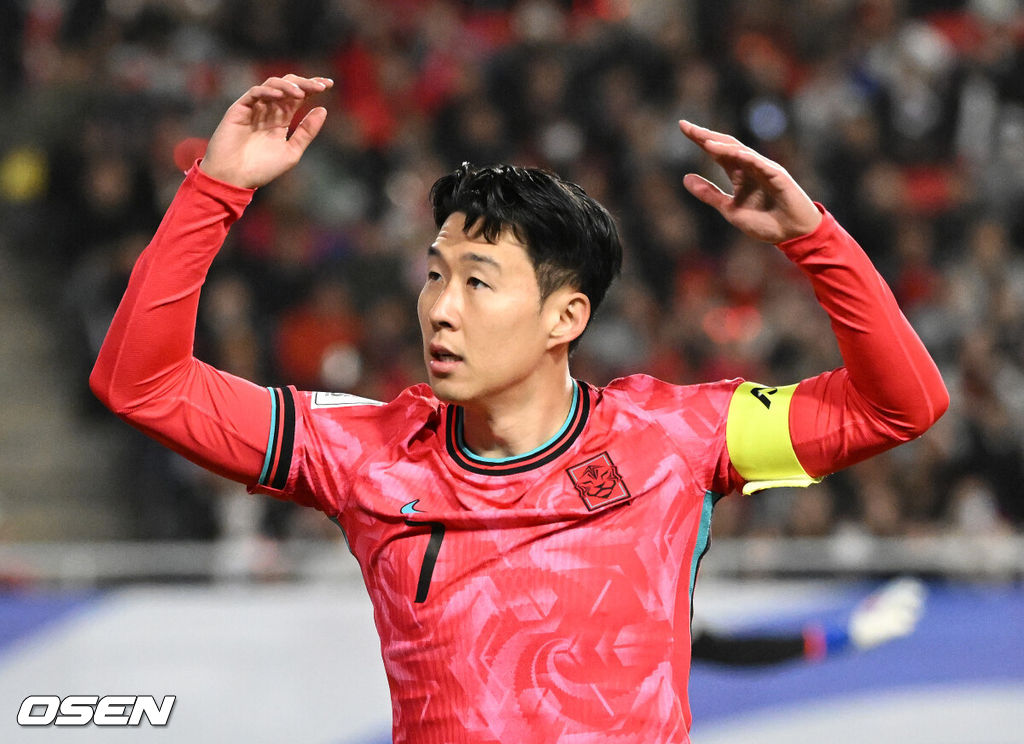 홍명보호가 이번에도 승리하지 못했다. 요르단과 아쉬운 무승부를 거두면서 3경기 연속 승점 1점을 추가하는 데 만족해야 했다.홍명보 감독이 이끄는 대한민국 축구대표팀은 25일 오후 8시 수원월드컵경기장에서 열린 2026 국제축구연맹(FIFA) 북중미 월드컵 아시아지역 3차 예선 B조 8차전에서 요르단과 1-1로 비겼다.전반 한국 손흥민이 코너킥을 차러 가며 팬들의 환호를 이끌고 있다. 2025.03.25 /sunday@osen.co.kr