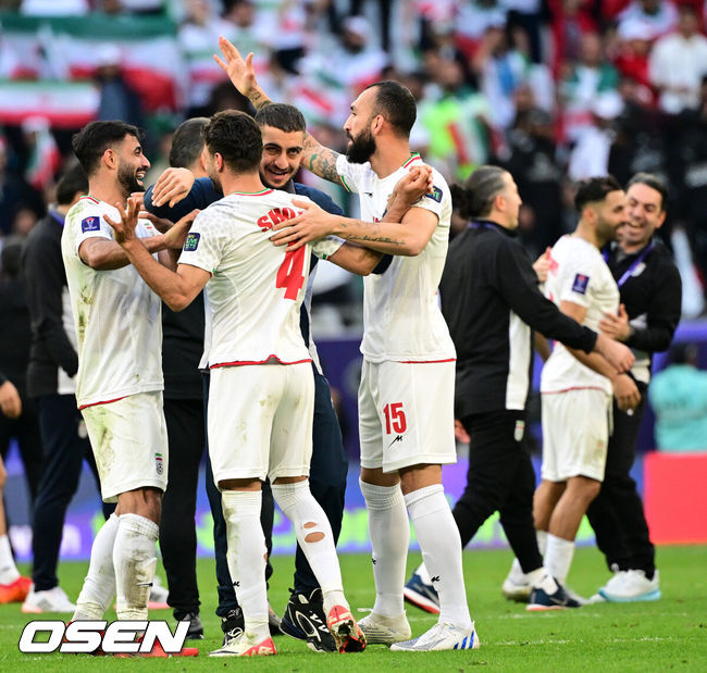 [OSEN=알 라이얀(카타르), 지형준 기자] '우승후보 1순위'로 꼽히던 일본이 무너졌다. 이란이 추가시간의 기적을 쓰며 4강행 티켓을 거머쥐었다.&nbsp;일본은&nbsp;3일 오후 8시 30분(이하 한국 시간) 카타르 알라이얀&nbsp;에듀케이션 시티 스타디움에서 열린&nbsp;2023 아시아축구연맹(AFC) 카타르 아시안컵 8강전에서 이란에 1-2로 역전패하며 탈락했다. 이로써 4강 진출의 주인공은 이란이 됐다.이란 선수들이 승리를 기뻐하고 있다. 2024.02.03 / jpnews.osen.co.kr