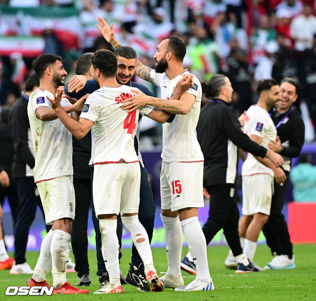 '우승후보 1순위'로 꼽히던 일본이 무너졌다. 이란이 추가시간의 기적을 쓰며 4강행 티켓을 거머쥐었다. 일본은 3일 오후 8시 30분(이하 한국 시간) 카타르 알라이얀 에듀케이션 시티 스타디움에서 열린 2023 아시아축구연맹(AFC) 카타르 아시안컵 8강전에서 이란에 1-2로 역전패하며 탈락했다. 이로써 4강 진출의 주인공은 이란이 됐다.이란 선수들이 승리를 기뻐하고 있다. 2024.02.03 / jpnews.osen.co.kr