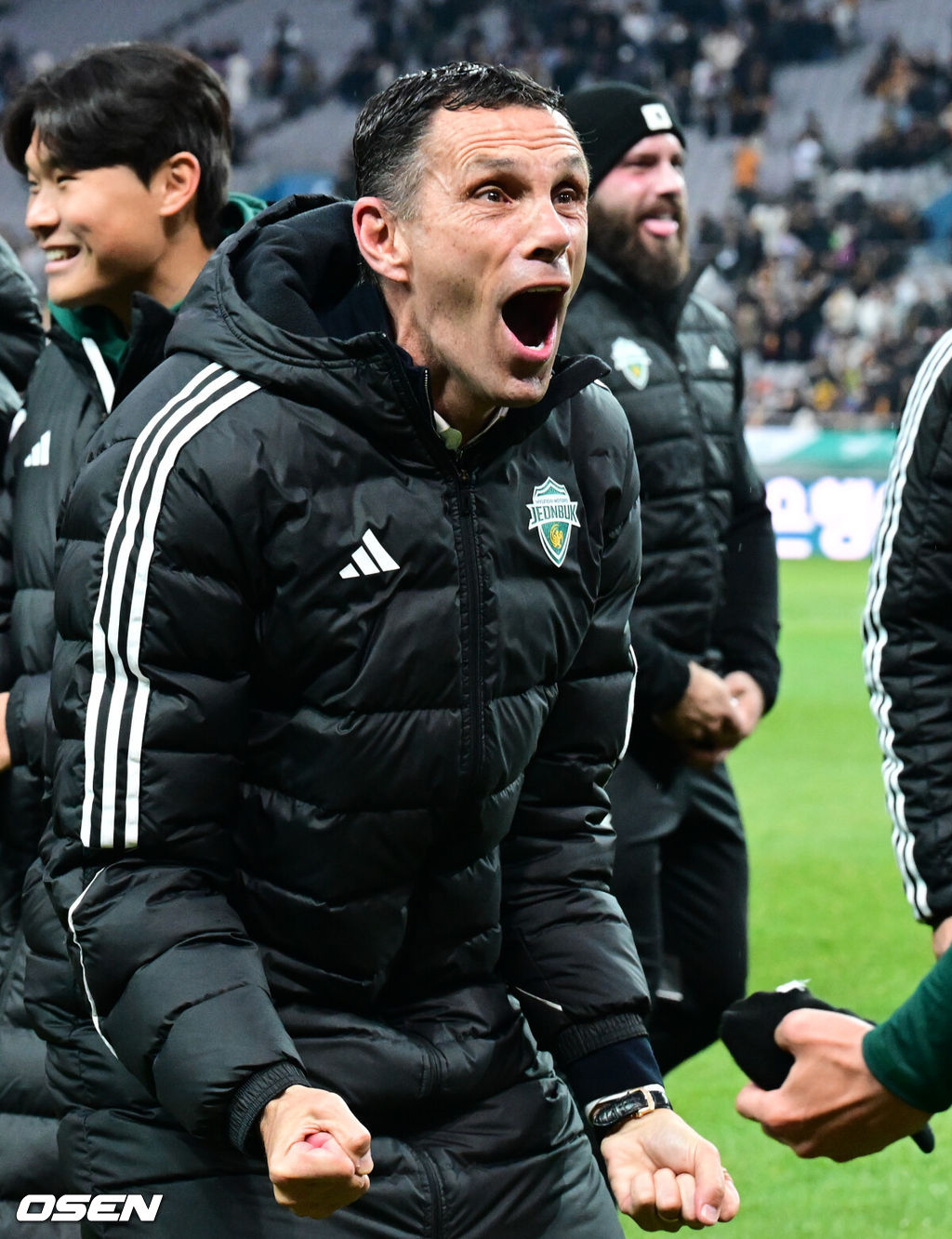 전북현대가 끝내 정상에 섰다. 연장전 혈투 끝에 광주FC를 2-1로 꺾고 2025 하나은행 코리아컵 우승을 차지했다. 120분 동안 퇴장·부상·논란 상황이 뒤섞인 결승전이었지만, 마지막에 웃은 팀은 전북이었다.전북현대는 6일 오후 1시 30분 서울월드컵경기장에서 열린 2025 하나은행 코리아컵 결승전에서 광주FC와 맞붙어 2-1로 승리했다.K리그1 우승에 이어 코리아컵 우승까지 더블을 이뤄낸 전북의 포옛 감독이 기뻐하고 있다.  2025.12.06 /cej@osen.co.kr