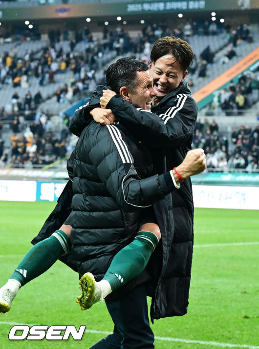 [OSEN=서울월드컵경기장, 조은정 기자] 전북현대가 끝내 정상에 섰다. 연장전 혈투 끝에 광주FC를 2-1로 꺾고 2025 하나은행 코리아컵 우승을 차지했다. 120분 동안 퇴장·부상·논란 상황이 뒤섞인 결승전이었지만, 마지막에 웃은 팀은 전북이었다.전북현대는 6일 오후 1시 30분 서울월드컵경기장에서 열린 2025 하나은행 코리아컵 결승전에서 광주FC와 맞붙어 2-1로 승리했다.통산 6번째 우승에 성공한 전북의 포옛 감독과 이승우가 기뻐하고 있다.  2025.12.06 /cej@osen.co.kr