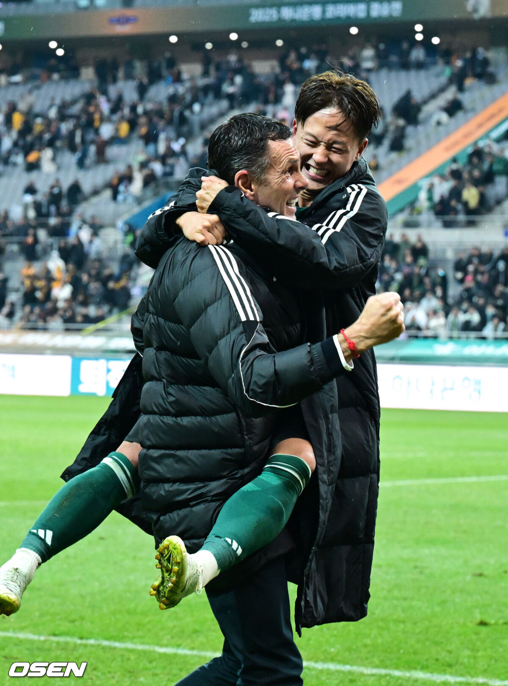 전북현대가 끝내 정상에 섰다. 연장전 혈투 끝에 광주FC를 2-1로 꺾고 2025 하나은행 코리아컵 우승을 차지했다. 120분 동안 퇴장·부상·논란 상황이 뒤섞인 결승전이었지만, 마지막에 웃은 팀은 전북이었다.전북현대는 6일 오후 1시 30분 서울월드컵경기장에서 열린 2025 하나은행 코리아컵 결승전에서 광주FC와 맞붙어 2-1로 승리했다.통산 6번째 우승에 성공한 전북의 포옛 감독과 이승우가 기뻐하고 있다.  2025.12.06 /cej@osen.co.kr