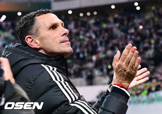 [OSEN=서울월드컵경기장, 조은정 기자] 전북현대가 끝내 정상에 섰다. 연장전 혈투 끝에 광주FC를 2-1로 꺾고 2025 하나은행 코리아컵 우승을 차지했다. 120분 동안 퇴장·부상·논란 상황이 뒤섞인 결승전이었지만, 마지막에 웃은 팀은 전북이었다.전북현대는 6일 오후 1시 30분 서울월드컵경기장에서 열린 2025 하나은행 코리아컵 결승전에서 광주FC와 맞붙어 2-1로 승리했다.통산 6번째 우승에 성공한 전북의 포옛 감독이 관중들과 기뻐하고 있다.  2025.12.06 /cej@osen.co.kr