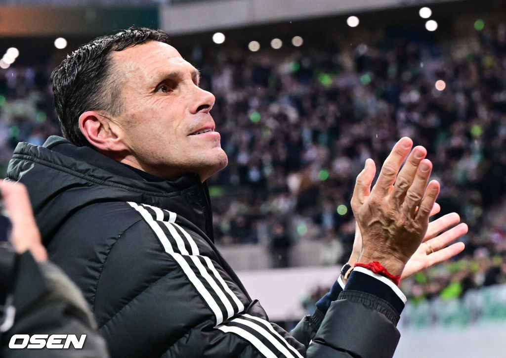 전북현대가 끝내 정상에 섰다. 연장전 혈투 끝에 광주FC를 2-1로 꺾고 2025 하나은행 코리아컵 우승을 차지했다. 120분 동안 퇴장·부상·논란 상황이 뒤섞인 결승전이었지만, 마지막에 웃은 팀은 전북이었다.전북현대는 6일 오후 1시 30분 서울월드컵경기장에서 열린 2025 하나은행 코리아컵 결승전에서 광주FC와 맞붙어 2-1로 승리했다.통산 6번째 우승에 성공한 전북의 포옛 감독이 관중들과 기뻐하고 있다.  2025.12.06 /cej@osen.co.kr