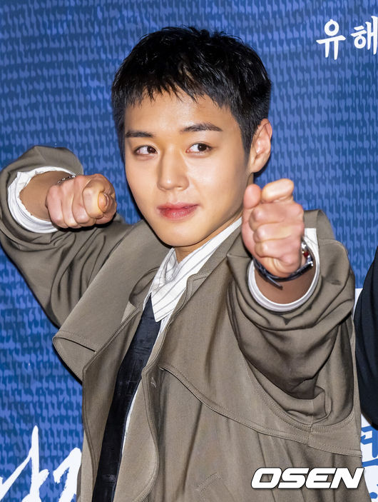 [OSEN=박준형 기자] 27일 오후 서울 잠실 롯데시네마 월드타워 씨네파크에서 영화 ‘왕과 사는 남자’ VIP 시사회가 진행됐다.배우 유해진과 박지훈, 유지태, 전미도, 김민, 이준혁이 출연하는 영화 '왕과 사는 남자'는 1457년 청령포, 마을의 부흥을 위해 유배지를 자처한 촌장과 왕위에서 쫓겨나 유배된 어린 선왕의 이야기로, 내달 4일 개봉한다.배우 박지훈이 포즈를 취하고 있다. 2026.01.27 / soul1014@osen.co.kr   